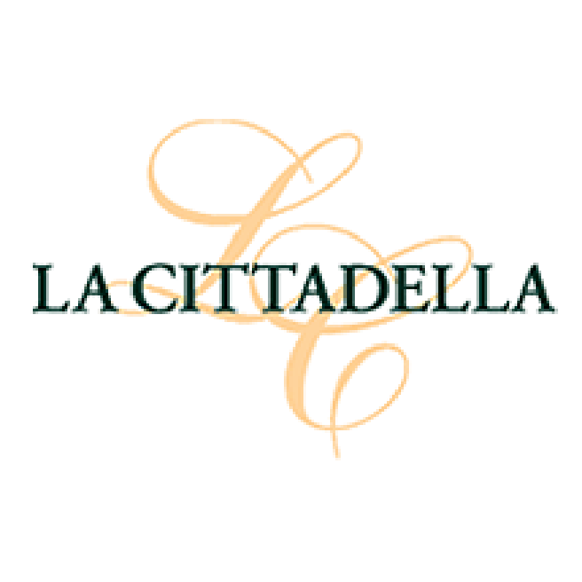 LA CITTADELLA(ラ チッタデッラ)は、神奈川県川崎市にある、映画館を中心とした大型商業施設。 施設内の空きスペースの有効活用のために、導入時の費用が不要なオペレーション契約でコインロッカーを導入しています。広大な敷地内にウェディング関連施設があることを認知していただくために、コインロッカーをその広告スペースとして活用しています。